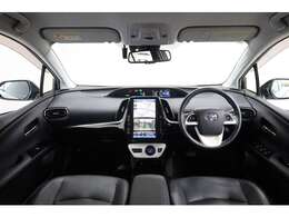 内装カラーは人気の黒系です。内装各部のパーツが使いやすい配置です。高級感満載の乗り心地が良い装備になっております！