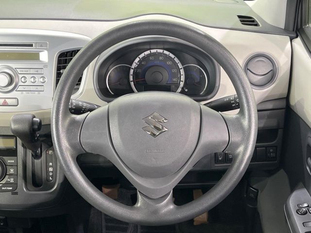 インテリアに合わせたデザインのステアリングは、運転される方のことも考え、運転しやすい形状、大きさです。是非一度、実際に触ってお確かめください。