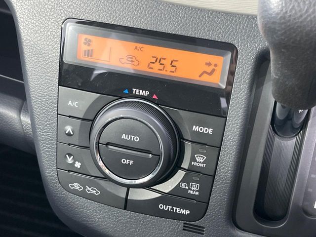 【オートエアコン】一度お好みの温度に設定すれば、車内の温度を検知し風量や温度を自動で調整。暑い…寒い…と何度もスイッチ操作をする必要はありません。快適な車内空間には必須の機能ですね♪