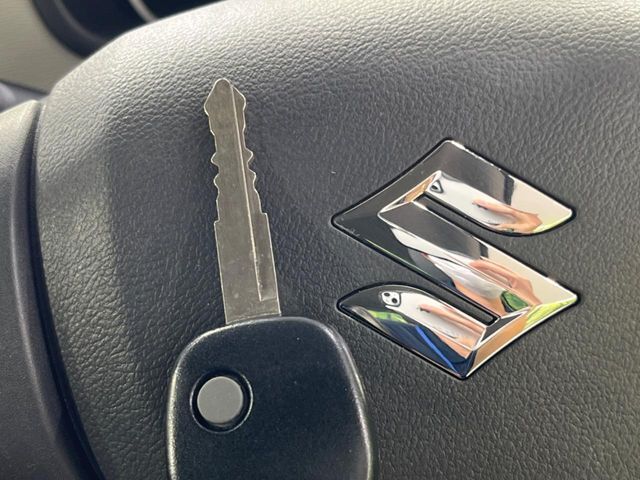 【キーレス】少し離れた場所からでもボタン一つでドアの開錠・施錠ができるのでとっても便利！ドアの鍵穴周りに傷をつけることもありません♪