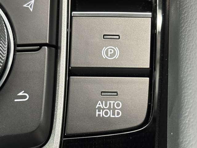 【電動パーキングブレーキ＆ブレーキホールド】 スイッチを入れると、信号待ち等で停車時、ブレーキを離しても自動でブレーキが効いた状態になり、指先の簡単操作でパーキングブレーキの作動や解除が可能です！！！
