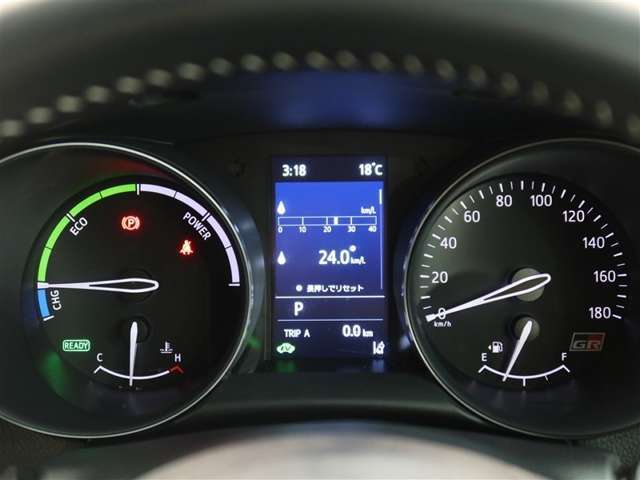 とっても見やすいメーターです。夜間時はラグジュアリーな気分にさせてくれる照明が魅力ですので、夜のドライブも楽しみになりますよ♪