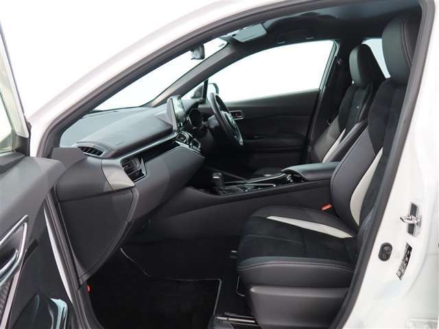 高いホールド性で運転姿勢が安定します。長距離ドライブでも疲れにくいのが魅力です。快適なドライビングライフをお送りください♪