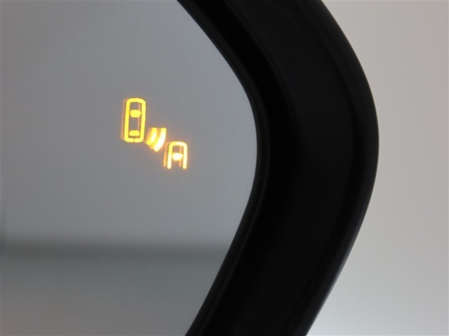隣車線を走る車両をレーダーで検知し、ドアミラーでは確認しにくい後側方エリアに存在する車両に加え、急接近してくる車両も検知します。車両を検知するとドアミラーに搭載されたLEDインジケーターが点灯します。