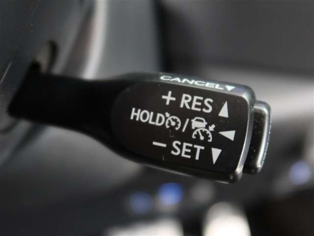 クルーズコントロール付きで高速道路走行での疲労を軽減します。