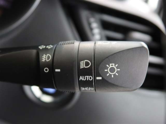 周囲が暗くなると自動でヘッドライトを点灯するオートライト機能付き。周囲が明るくなると自動で消灯します。