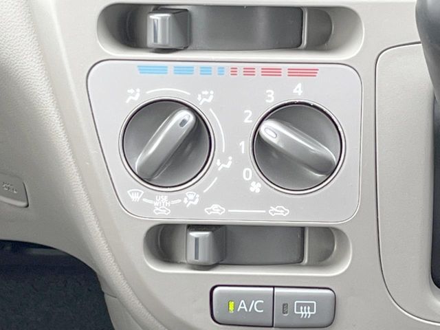 寒い冬も暑い夏も全席に快適な空調を届けてくれる、ダイヤル式エアコンを装備♪