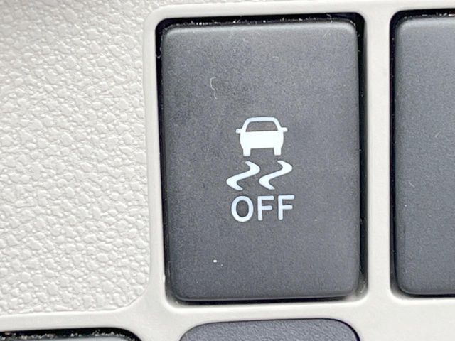 【横滑り防止装置】車両の横滑りを感知すると、自動的に車両の進行方向を保つように車両を制御します。雨の日など滑りやすい路面状況でも安全な運転が可能です。
