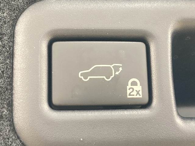 【電動リアゲート】ボタンひとつで大きなゲートも簡単に開閉可能です。高級車ならではの装備は嬉しいですね。