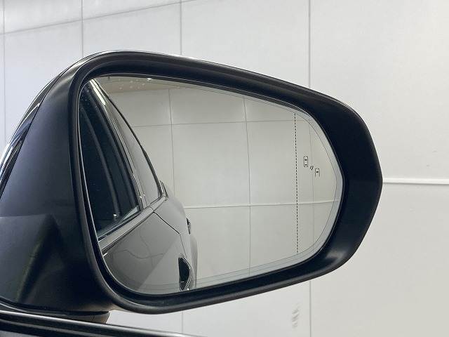 【ブラインドスポットモニター】車線変更時に後方から近づくお車をアラートしてくれます。