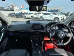 【室内】コックピット。車内もキレイで嫌な臭いもありません！ご納車後の臭いが付きにくくなる「空気触媒コーティング」もあります。