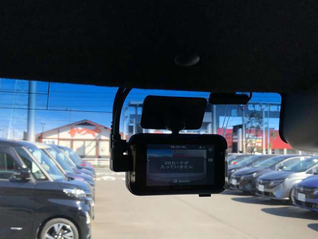 現代では常識装備のドライブレコーダー装着車です