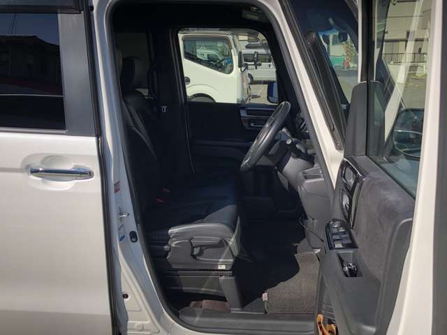 ベンチシートで助手席側からも乗り降り出来ます。　狭いスペースでも便利です。