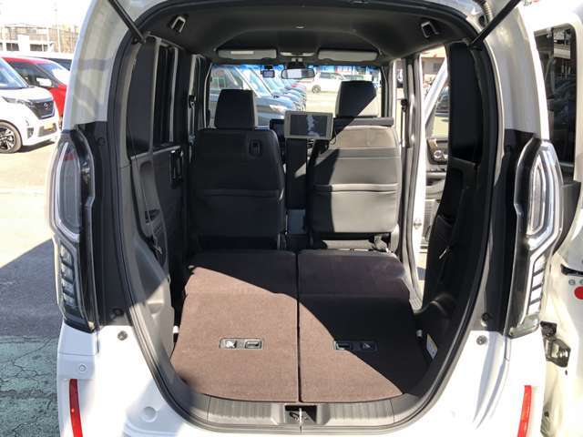 ラゲッジルームです。後席を倒せば大きな荷物も積み込み可能です。