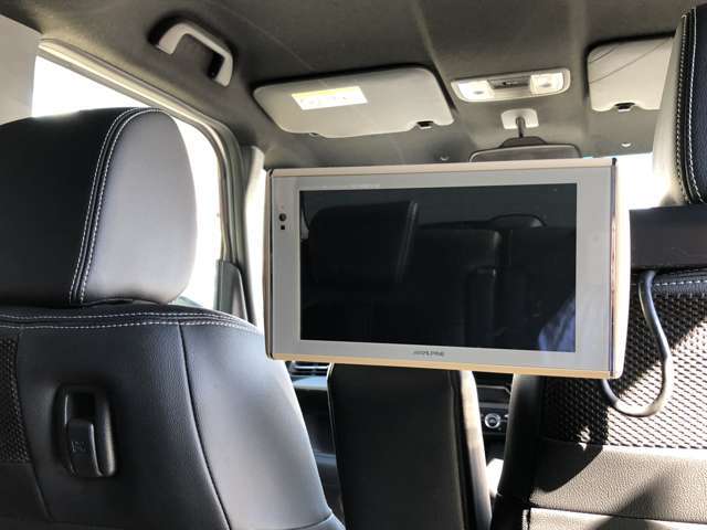 後席モニター装着車です