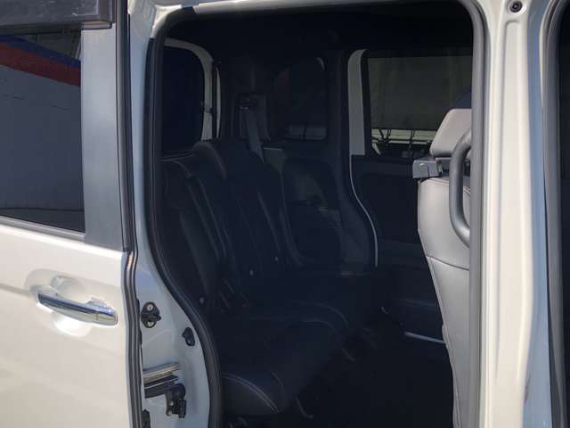 後部座席で足が組めるくらい広いです。