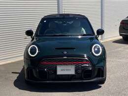 フロントマスクはどこからみてもMINIとわかるスタイルです