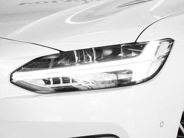 ヘッドライトはLED仕様です　トールハンマーと呼ばれるT字型のヘッドライトです