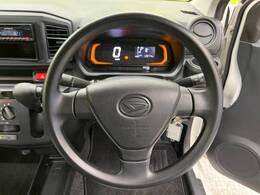 【スマートアシストIII】走行中に前方の車両と歩行者を認識。衝突の危険が高いと判断した場合に警報や緊急ブレーキで衝突回避や衝突時の被害を軽減。さらに車線逸脱警報・前後誤発進抑制機能もセットで装備！