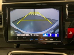 リバースギアに入れるだけで後方の表示へ切り替わります。夜間や雨の日の駐車も楽になりますよ。