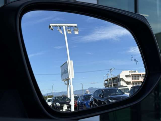 【ブラインドスポットモニター（BSM）】ドアミラーでは確認しにくい、後側方エリアに存在するクルマや、急接近してくるクルマを感知してお知らせすることで、不意の衝突を回避をサポートします！