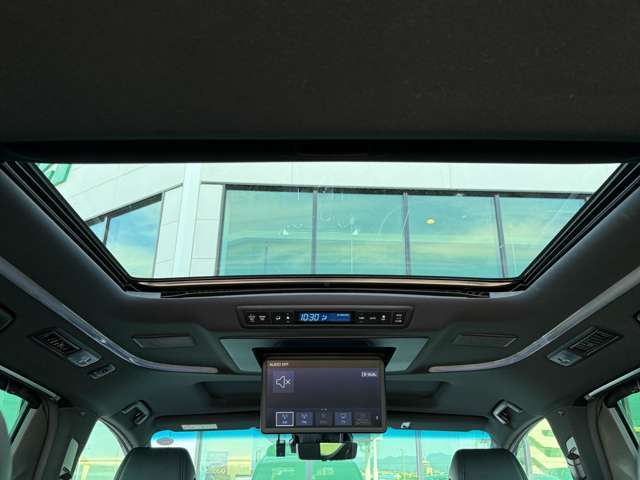 【ムーンルーフ】天井から太陽の穏やかな光や爽やかな風を取り込むことができる、トヨタの「サンルーフ」です！頭上のスイッチでムーンルーフを開閉することができます。