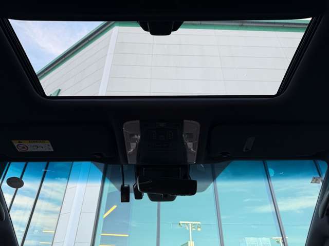 【ムーンルーフ】天井から太陽の穏やかな光や爽やかな風を取り込むことができる、トヨタの「サンルーフ」です！頭上のスイッチでムーンルーフを開閉することができます。