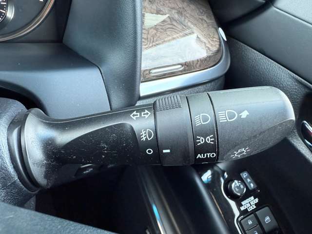 【オートライト（AUTO）】外の明るさをシステムが感知して、自動でヘッドライトが点灯します！ヘッドライトをつけ忘れを防ぐ便利機能です。