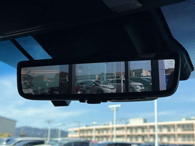 【デジタルルームミラー】車両後方カメラの映像をルームミラーに映すことが出来ます。 そのため、後席に人や荷物があって後方が見えづらい場合でもしっかり視界を確保することが出来ます。