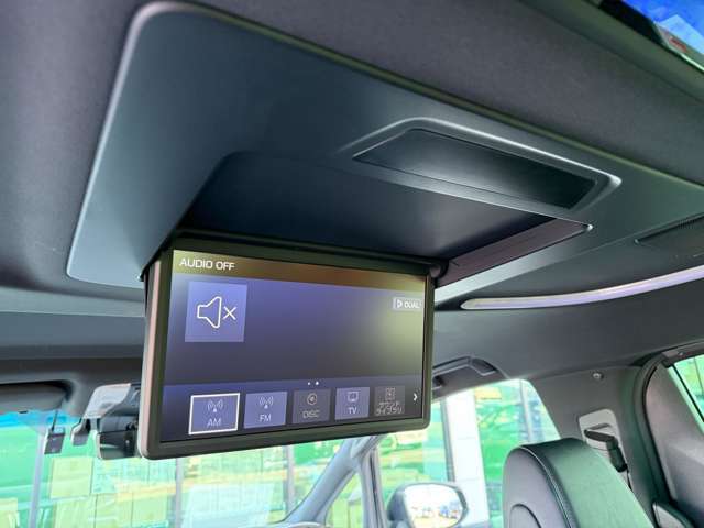 【後席モニター（フリップダウンモニター）】後部座席からも、DVDや映画・ライブ映像など様々な動画が楽しめドライブが退屈しません！※機種によって接続できる映像が異なります。