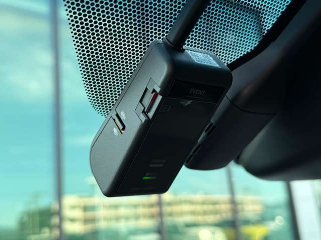 【ドライブレコーダー】映像・音声などの運転中の記録を残します。事故などを起こした起こされた時の証拠になりえますので、もしも時でも安心ですね。