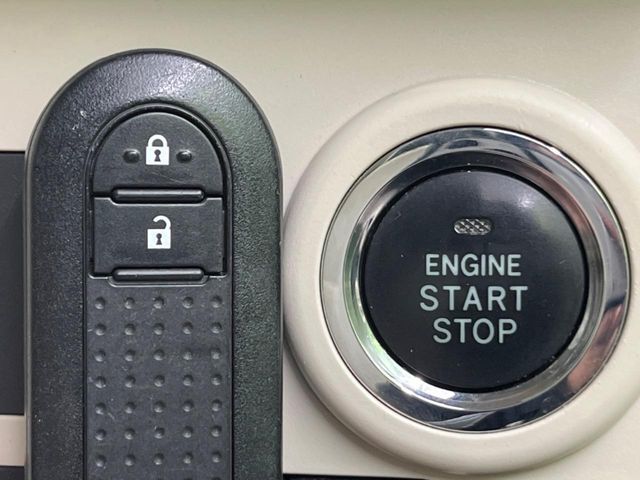 【キーフリーシステム】カバンやポケットに入れたままでもドアの施錠・解錠が可能なスマートキーを装備。エンジンのオン・オフ時もカギを取り出す必要が無いからとっても便利です♪