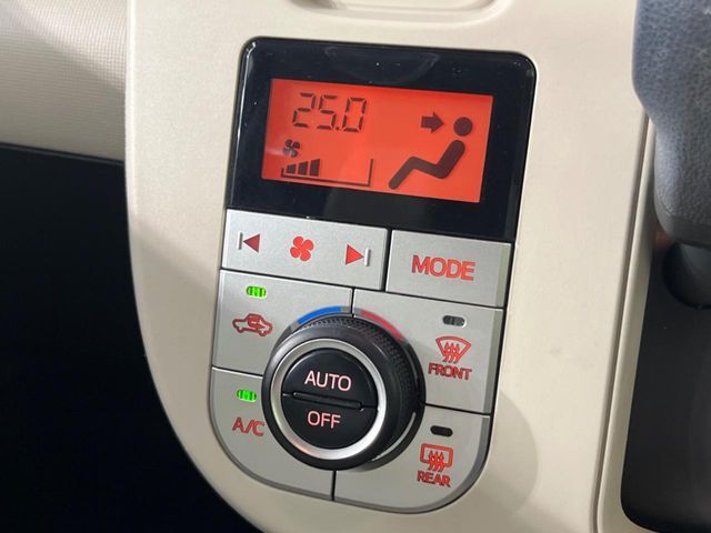 【オートエアコン】一度お好みの温度に設定すれば、車内の温度を検知し風量や温度を自動で調整。暑い…寒い…と何度もスイッチ操作をする必要はありません。快適な車内空間には必須の機能ですね♪