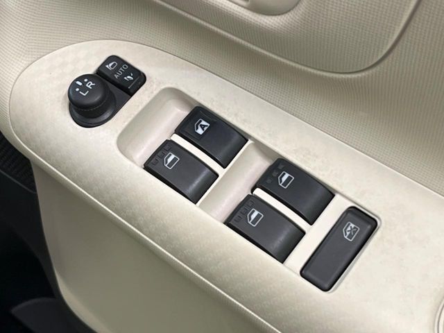 【電動格納ミラー】サイドミラーは電動格納式となっており、狭い駐車場でもキズがつくリスクを抑えられます。