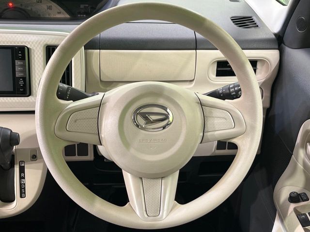 インテリアに合わせたデザインのステアリングは、運転される方のことも考え、運転しやすい形状、大きさです。是非一度、実際に触ってお確かめください。