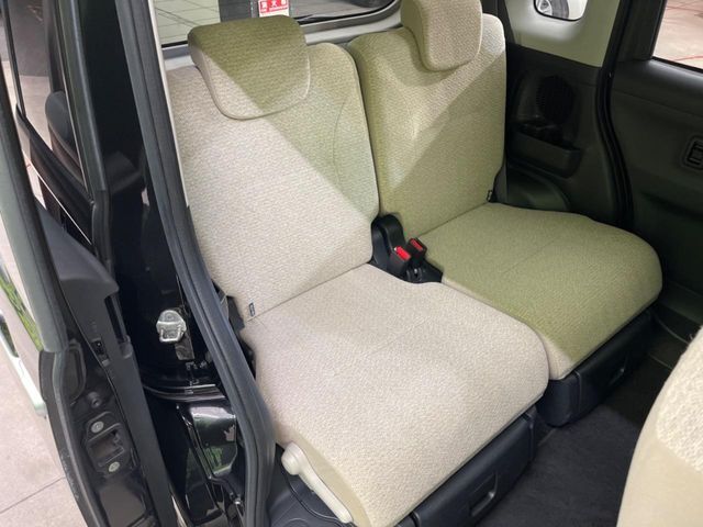 後部座席も気になるようなキズ・汚れやへたり等、大きなダメージはなく、良好な状態です。