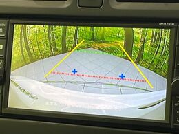 【バックカメラ】駐車時に後方がリアルタイム映像で確認できます。大型商業施設や立体駐車場での駐車時や、夜間のバック時に大活躍！運転スキルに関わらず、今や必須となった装備のひとつです！