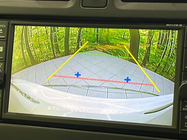 【バックカメラ】駐車時に後方がリアルタイム映像で確認できます。大型商業施設や立体駐車場での駐車時や、夜間のバック時に大活躍！運転スキルに関わらず、今や必須となった装備のひとつです！