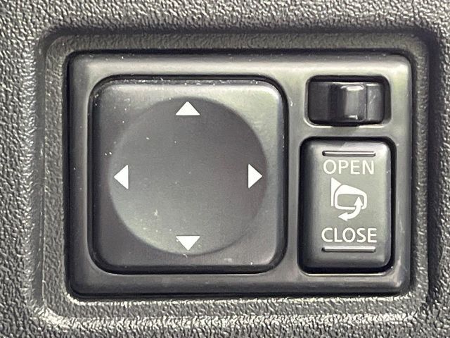 【電動格納ミラー】サイドミラーは電動格納式となっており、狭い駐車場でもキズがつくリスクを抑えられます。