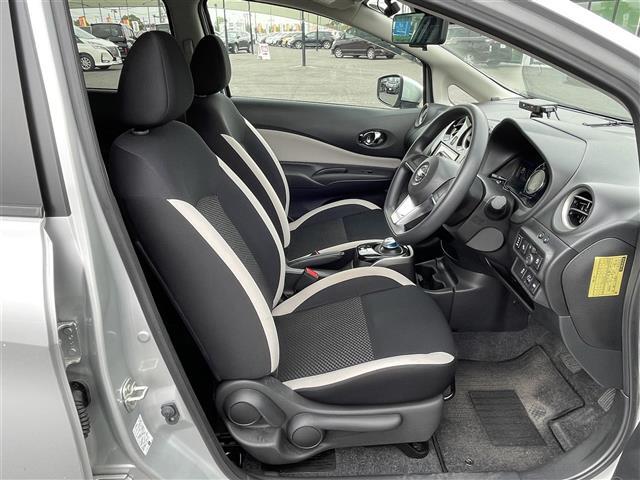 座り心地が良いシートなので長時間の運転でも快適にお過ごしいただけます。新品のフロアマットのご注文も可能です。掲載箇所以外にご希望の写真がございましたらお気軽にお問い合わせ下さい。