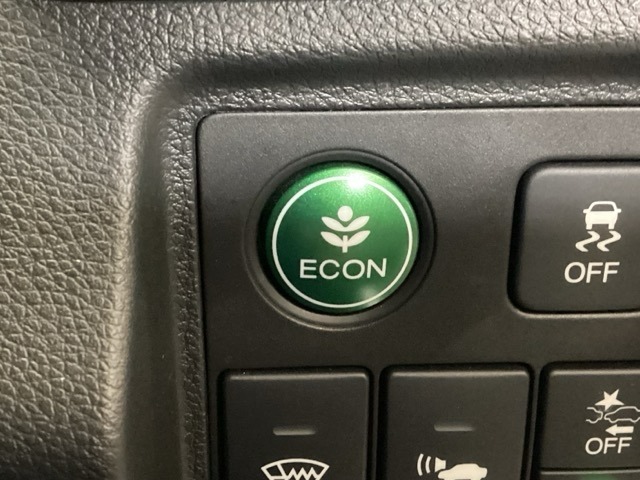 【eコンスイッチ】低燃費運転をサポートするECONモード。スイッチをONすると、エンジンやトランスミッション、A/Cなどを協調制御し、燃費の向上に貢献。エコドライブの効果を高めます。