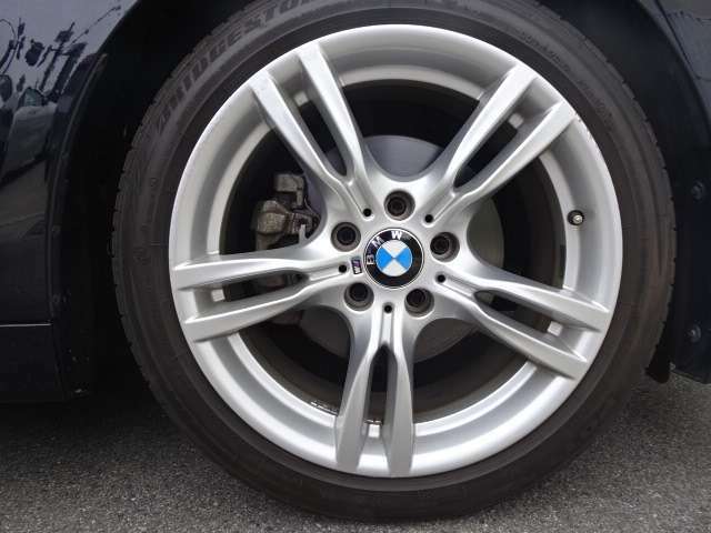 【BMWアロイホイール】軽量かつ強度に拘ったアロイホイール。走行性能ポテンシャルを引き出す設計。タイヤのサイドウォールが強化されたランフラットタイヤは、パンク時にタイヤがつぶれてもリムから外れません。
