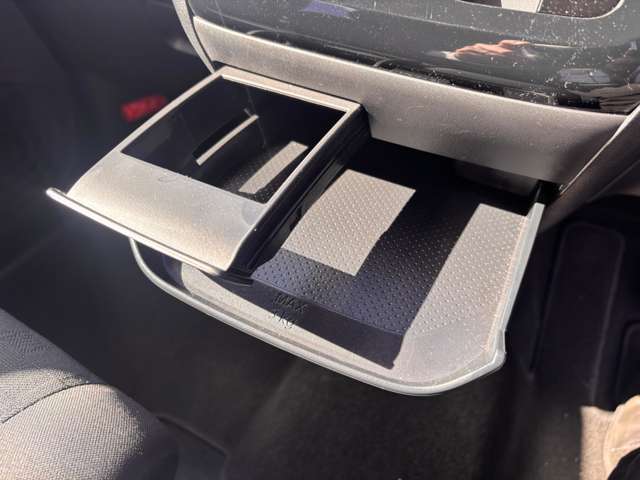 運転席と助手席の間に小物置きトレイとドリンクホルダー。