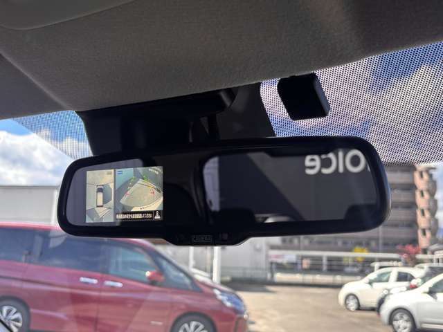 ルームミラーでアラウンドビューモニターを確認することができます！