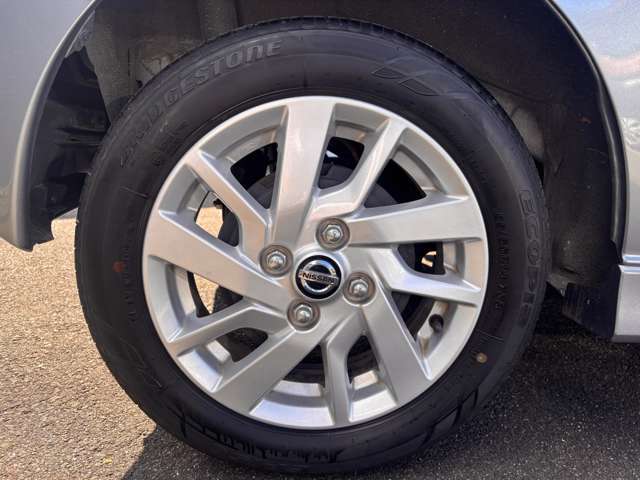 アルミホイールはボディデザインとマッチしており好印象です！
