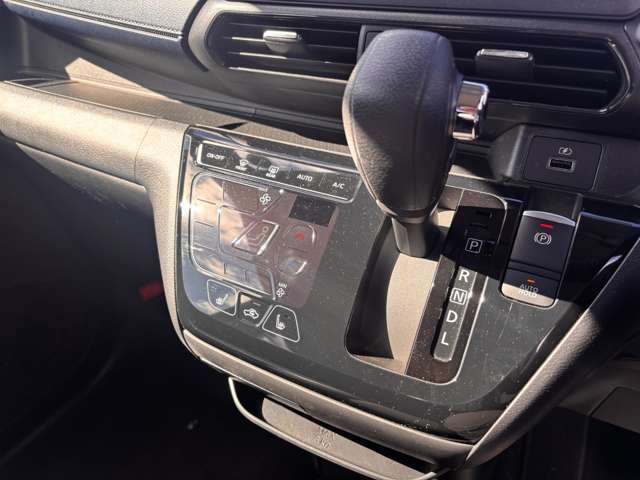 オートブレーキホールド機能付き　ブレーキを踏んで停止するとブレーキを踏み続けなくても停車を保持します。