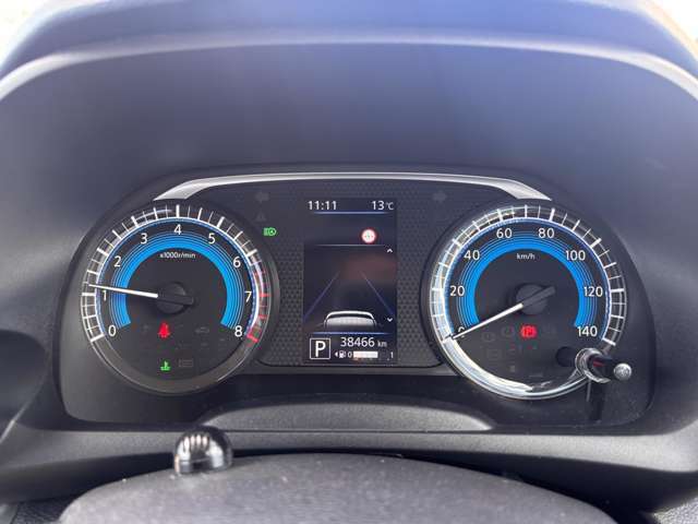 視認性の高いスピードメーターです。外気温、平均燃費等の情報も表示！