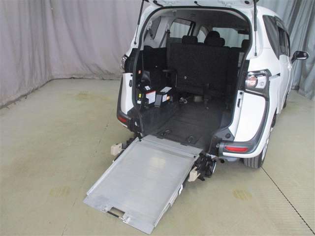 リヤのバックドアを開けると車高が自動で降下し、スロープが展開