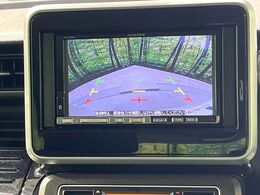 【バックカメラ】駐車時に後方がリアルタイム映像で確認できます。大型商業施設や立体駐車場での駐車時や、夜間のバック時に大活躍！運転スキルに関わらず、今や必須となった装備のひとつです！