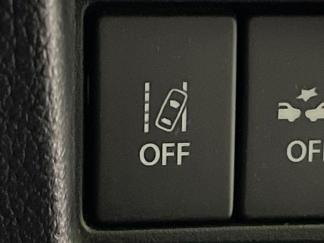 【レーンキープアシストシステム】高速道路走行時、車線からはみ出しそうな時にステアリングを制御し車線内を走行する様にアシスト。より安全な運転をサポートしてくれます！